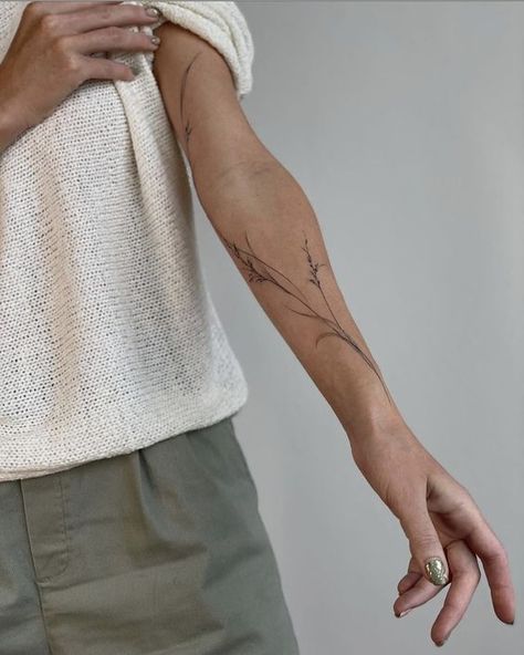 Minimalist tattoos are the new black. Seriously, though: they’re everywhere. And while they may not be everyone’s cup of tea, it’s hard to deny that they’re pretty cool. We can’t get enough of the clean, simple designs that make a statement without being too loud and the way tattoo artists use as few lines and colors as possible to create a delicate image or message. The resulting design is simple yet striking, and because of this, they tend to be quite affordable. In other words, they’re the pe Fine Line Tattoo Arm, Aesthetic Tats, Wheat Art, Line Tattoo Arm, Wheat Tattoo, Tattoo 2024, Tato Minimal, Tato Jari, Wrap Tattoo