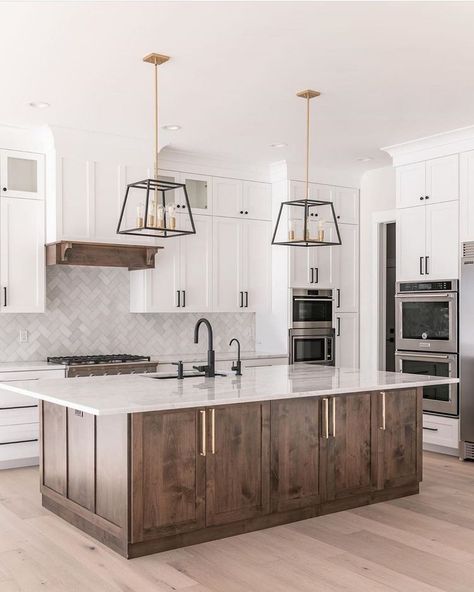 💞Dream Kitchen by @murdockbuildersutah !! Design by @owsiflooringanddesign Photo by @rebekahwestoverphotography Beckie Owens Kitchen, Model Dapur, Interior Dapur, Farmhouse Kitchen Design, Gorgeous Kitchens, Kitchen Inspiration Design, Modern Farmhouse Kitchens, Large Kitchen, Kitchen Remodel Idea