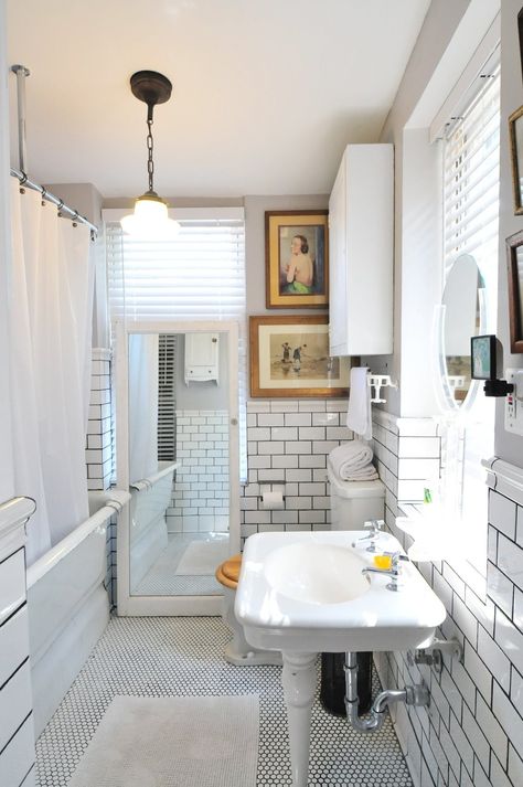 Oscar's Well-Preserved DC Rowhouse. Love everything about the classic, clean, cozy home. Only thing I would add? More indoor plants Keeping Rooms, Best Bathroom Designs, Penny Tile, Shower Organization, Bathroom Decor Apartment, Apartment Organization, Trendy Bathroom, Apartment Bathroom, Bad Design