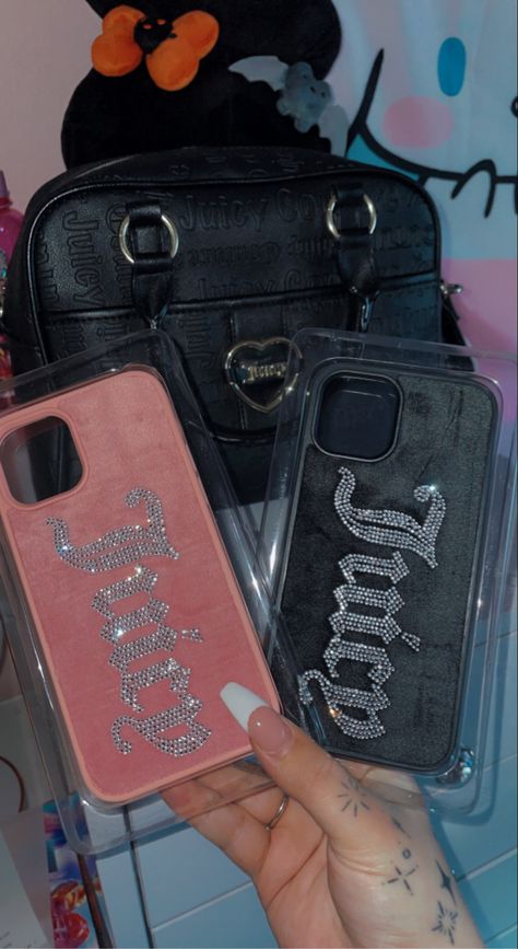 Juicy Couture Aesthetic, Juicy Couture Clothes, Vintage Street Fashion, Ipad Essentials, Lip Gloss Cosmetics, Juicy Couture Purse, Purse Essentials, Girly Phone Cases, Pretty Iphone Cases