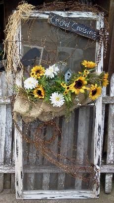 Old Window Screen...with a prim crow & sunflowers. use spring flowers/spring sign etc.  Gray window frame?? Old Screen Door Decorating Ideas, Yard Divider, Window Screen Ideas, Screen Door Ideas, Painted Screens, Old Window Screens, Repurposed Window, Picket Fencing, Vines Flowers