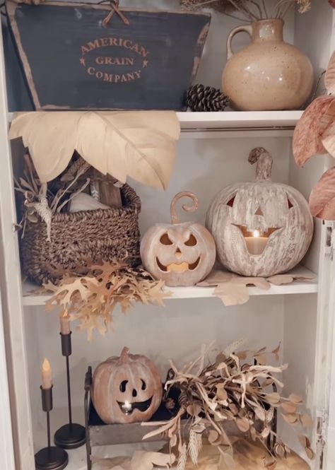 Fall Bookshelves, Coastal Halloween, Country Halloween Decor, October Moodboard, Halloween Cottage, Neutral Halloween, Halloween Chic, Scary Halloween Decorations Outdoor, Classy Halloween