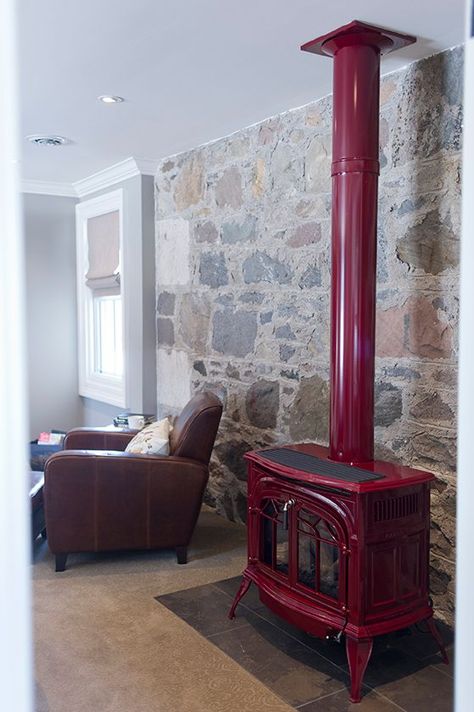 Gas Stove Fireplace, Fireplace Rustic, Woodburning Stove Fireplace, Corner Stove, Stove Hearth, Stove Decor, Wood Stove Hearth, Wood Burning Stoves Living Room, Coastal Cabin