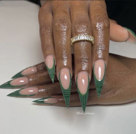 Stilleto Nails Designs, Emerald Nails, Gold Acrylic Nails, Chic Nail Designs, Green Nail Art, Stiletto Nail Art, Hippie Nails, Long Nail Designs, Pointed Nails