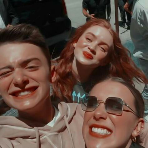 NOAH SCHNAPP, MILLIE BOBBY BROWN AND SADIE SINK ICON Stranger Things Max, Stranger Things Girl, Stranger Things Poster, Stranger Danger, Stranger Things Kids, Bobby Brown Stranger Things, Stranger Things Actors, Stranger Things Have Happened, Stranger Things Tv