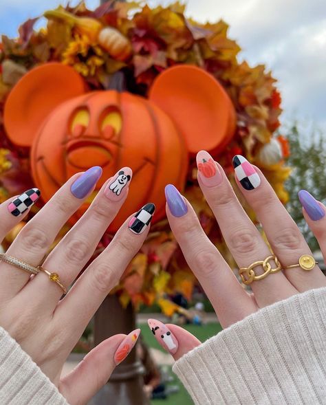 Disney Themed Nails, Disney Halloween Nails, Alice In Wonderland Nails, Pumpkin Nail Designs, Disney Christmas Nails, Disney Nail Designs, Disney Acrylic Nails, Minnie Mouse Nails, Holloween Nails