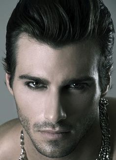 men with smokey eyes Guy Liner, Justin Clynes, Male Makeup, Male Eyes, Smokey Eyes, Male Face, Good Looking Men, Male Beauty, Beautiful Eyes