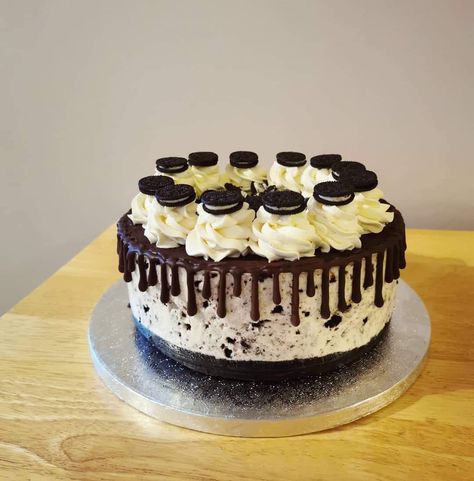 Oreo Cheesecake Decoration, Buttercream Ganache, Cheesecake Decoration, Ganache Drip, Cheesecake Mix, Whipped Ganache, Dessert Oreo, Drizzle Cake, British Baking