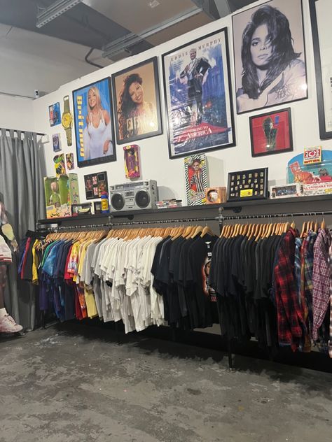 Thrift Store Interior Design Ideas, Small Clothing Store Ideas, Y2k Store Interior, Thrift Shop Interior, Streetwear Store Interior, Popup Store Design Ideas, Vintage Boutique Interior, Thrift Shop Aesthetic, Vintage Clothing Display