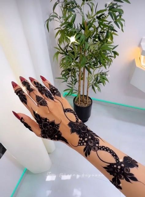 Tattoo Hand Finger, Finger Henna Designs Simple, Rose Mehndi Design, Mehndi Design Video, Kashee's Mehndi Designs, Henna Designs Simple, Latest Arabic Mehndi Designs, Diy Henna, Henna Style Tattoos