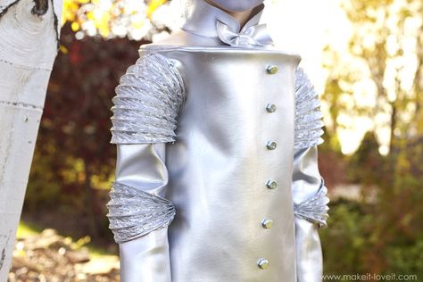 DIY Tin Man Costume (from Wizard of Oz) | via Make It and Love It Diy Tin Man, Diy Tin Man Costume, Wizard Of Oz Diy, Tin Man Halloween Costume, Wizard Of Oz Costumes Diy, Munchkin Costume, Tin Man Costume, Adult Costumes Diy, Diy Costumes Men