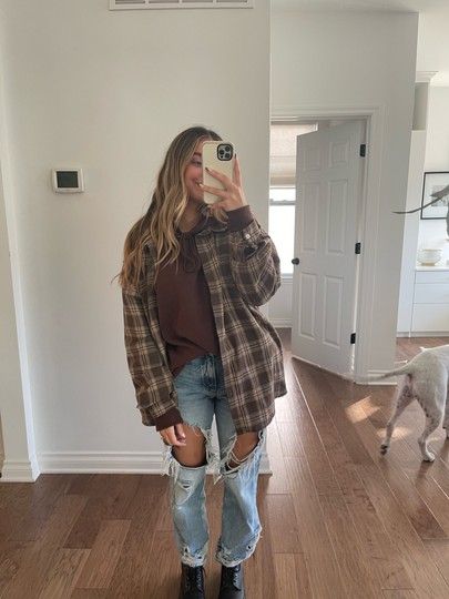 Oversized Green Flannel Outfit, Crew Neck And Flannel Outfit, Flannel Over Tshirt, Solid Flannel Outfits, Flannel With Sweater Outfit, Fall Outfits 2023 Flannel, Warm Flannel Outfits, Fleece Shirt Outfit, Flannel Hoodie Outfits Women