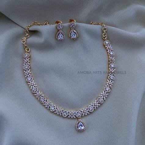 Simple Diamond Necklace, Gold Jewelry Prom, Indian Wedding Jewelry Sets, Gold Jewels Design, Indian Jewelry Earrings, Fancy Jewelry Necklace, Pearl Necklace Designs, Gold Necklace Simple, Indian Jewellery Design Earrings