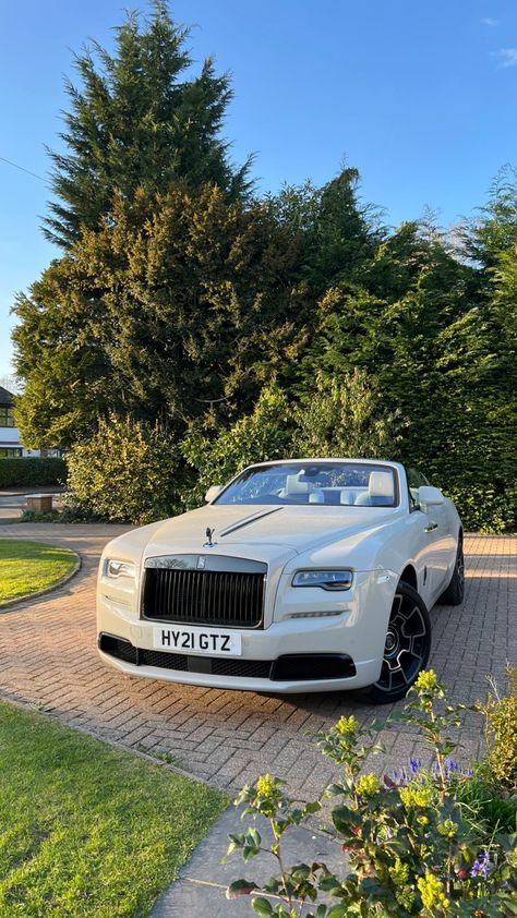 Cars In Garage Aesthetic, Rolls Royce Aesthetic, White Rolls Royce, Roll Royce, Tmax Yamaha, Luxurious Cars, Lux Cars, Luxury Lifestyle Dreams, Super Luxury Cars