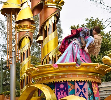 Magic Happens Parade, Disneyland Parade, Disneyland Attractions, Disney Parade, Disney Aesthetic, Disneyland Resort, Disney Cars, Disney Magic, My Happy Place