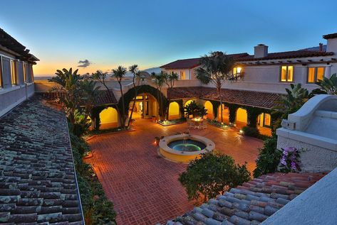 Spanish Style Homes With Courtyards 7A4 Hacienda Style Homes Mexican, Style Hacienda, Spanish Interior Design, Modern Hacienda, Hacienda Homes, Houses In Mexico, Spanish Hacienda, Mexican Hacienda, Hacienda Style Homes