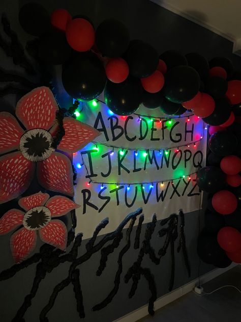 Stranger Things Gender Reveal, Stranger Thing Birthday Party Decorations, Dexter Party Ideas, Stranger Things Theme Party Decorations, Stranger Things Bday Party, Diy Stranger Things Party Decor, Stranger Things Door Decorations, Stranger Things Diy Decorations, Stranger Things Party Ideas Decorations