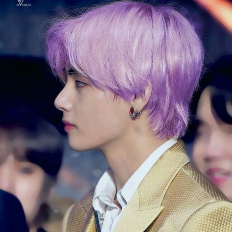 Taehyung Purple Hair, Taehyung Purple, Royal Blood, College Kids, Having A Crush, Purple Hair, Bangtan Boys, Mens Hairstyles, Kim Taehyung