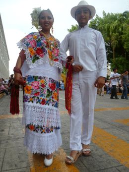 Traje típico de Belice - EcuRed Ballet Folklorico, Dancer Costume, Yucatan Mexico, Wedding Reception Dress, National Dress, Traditional Mexican, Folk Dresses, Mexican Dresses, Groom Outfit