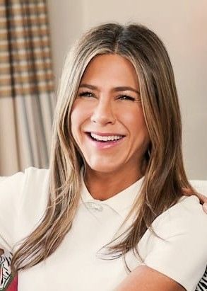 Jennifer Aniston Selfie, Jennifer Aniston Hair Color, Emirates A380, Jennifer Aniston Hair, Getting Over Her, Jennifer Aniston Style, Jenifer Aniston, Justin Theroux, Adam Sandler