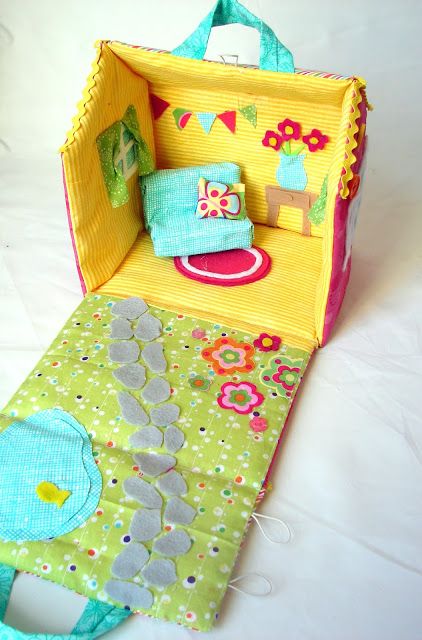 fabric dollhouse - A girl and a glue gun Fabric Doll House, Baby Mobil, Homemade Toys, Operation Christmas Child, Costura Diy, Quiet Books, Kids Corner, Sewing Toys, Diy Couture