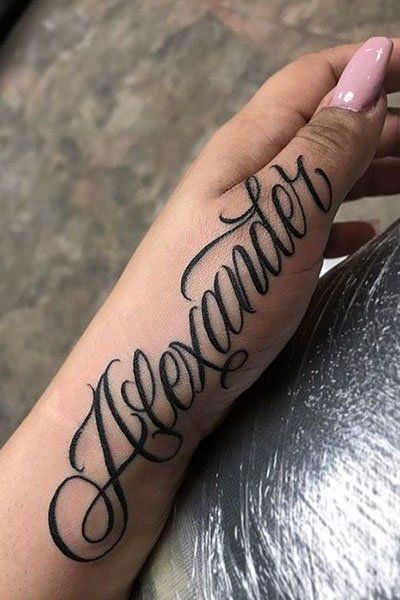 25 Cool Hand Tattoos For Those Who Love Ink - The Trend Spotter Tato Grunge, Tato Geisha, Tato Nama, Name Tattoo On Hand, Simbolos Tattoo, Side Hand Tattoos, Font Tato, Tattoo Fonts Cursive, Tattoo Lettering Styles