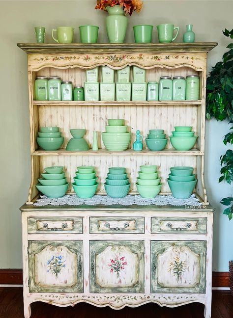 Green Dishes, Hutch Ideas, Gurley Candles, Green Milk Glass, Green Milk, Arts And Crafts House, Farmhouse Country, Fire King, Kitchen Cupboards