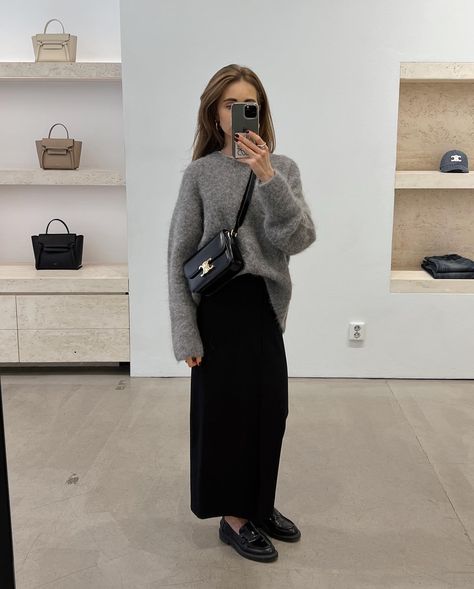 Find new staples to create a functional wardrobe⁠ this season. Discover our Fall 2023 collection now! Here @alvasperle created the perfect fall-look with our grey Lovis sweater, matching it with a black long skirt and loafers. Gray Skirt Outfit, Kendall Jenner Casual, Long Grey Skirt, Knit Skirt Outfit, Black Long Skirt, Grey Long Sweater, Grey Sweater Outfit, Grey Knitwear, Functional Wardrobe