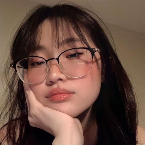 Newbie’s Guide to Trendy Korean Hairstyles Glasses Frames For Women Oval Face Shape, Glases Girl Style, Transparent Glasses Frames Woman, Girls With Glasses Aesthetic, Glasses Inspo Women, Glasses Aesthetic Girl, Cute Girls With Glasses, Girl With Glasses Aesthetic, Asian Girl With Glasses