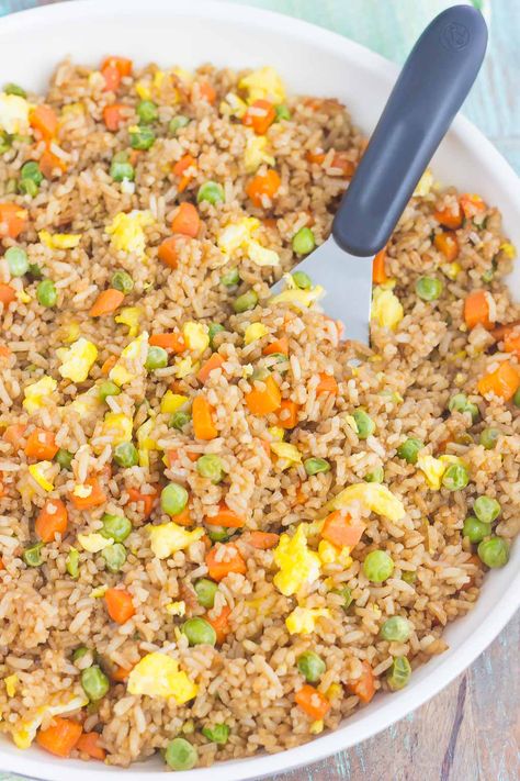 Fast, easy, and full of flavor this Easy Fried Rice tastes like your favorite Chinese take-out! Veg Fried Rice Recipe, Homemade Fried Rice, Easy Fried Rice, Fried Rice Recipe Easy, Making Fried Rice, Chinese Rice, Chinese Vegetables, Easy Rice Recipes, Shrimp Boil