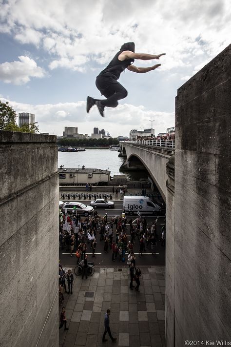 Vegan activist Tim Shieff at the climate march via onreact Parkour Moves, Kickboxing Workout, Dynamic Poses, Male Poses, Free Running, Action Poses, Parkour, Extreme Sports, Photo Reference