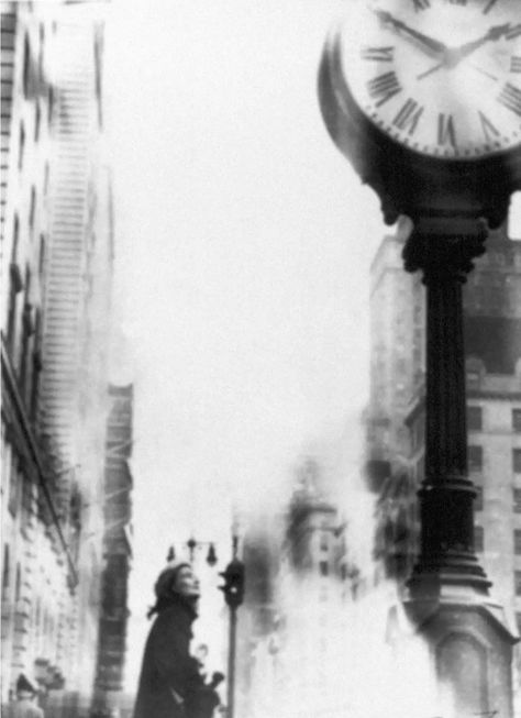 Louis Faurer | Untitled, 1947. Louis Faurer, Edward Steichen, Berenice Abbott, William Eggleston, Famous Pictures, New York School, Henri Cartier Bresson, History Of Photography, I Love Ny