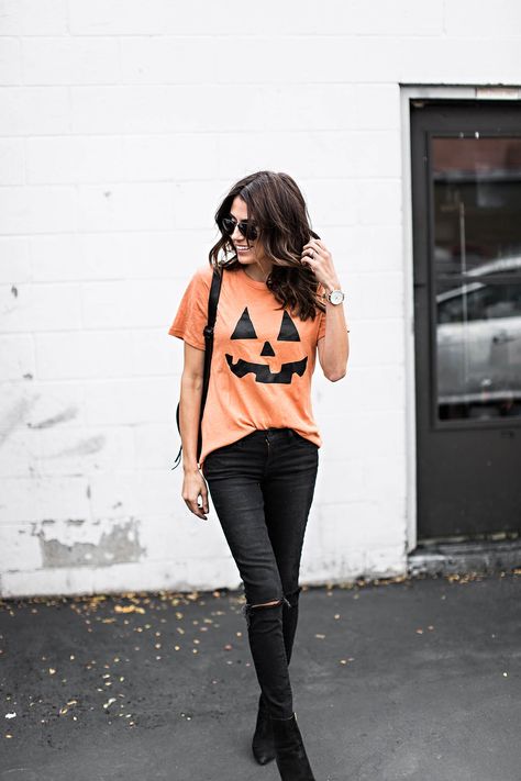 October Outfits, Orange T Shirt, Hello Fashion, Black Suede Booties, Orange T Shirts, Pumpkin Pattern, Pumpkin Shirt, Tshirt Outfits, Halloween Disfraces