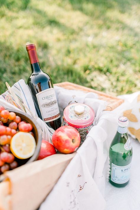 Picnic Proposal Ideas, Picnic Proposal, Picnic Wine, Wine Photo, Picnic Photography, Wine Picnic, Cute Picnic, Beverage Photography, Summer Shoot