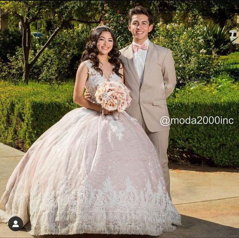 Chambelan And Quinceanera Pictures, Quincenera And Chambelan Pictures, Chambelanes Outfits Quinceanera Pink, Quince Court Pictures, Quinceanera Chambelanes, Chambelanes Outfits Quinceanera, Quince Picture Ideas, Chambelanes Outfits, Quinceañera Photoshoot Ideas