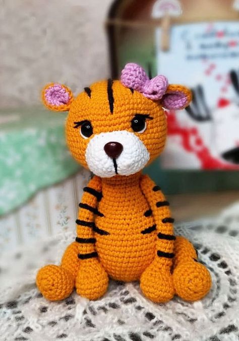 PATRON GRATIS Patrón del Tigre Toffee Amigurumi – Crochetisimo Free Tiger Crochet Pattern, Crochet Tiger Pattern Free, Tiger Crochet Pattern Free, Lion Crochet Pattern Free, Tiger Amigurumi Free Pattern, Crochet Dinosaur Pattern Free, Easy Crochet Shrug, Tiger Crochet, Crochet Tiger