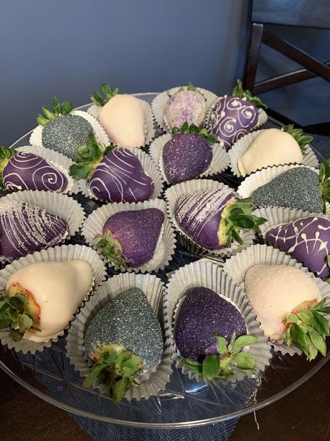 Absolutely stunning purples Grey Chocolate Covered Strawberries, Purple Party Foods, Wedding Cake Purple Ombre, Purple Dessert Tables, Purple Desserts, 22nd Birthday Cakes, Graduation Desserts, Chocolate Covered Strawberries Bouquet, Gold Dessert