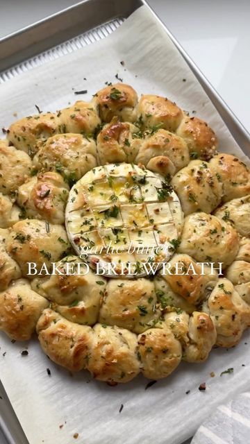 Baked Brie In Pizza Dough, Bread With Brie Cheese, Oven Brie Cheese, Melted Brie Appetizer, Garlic Butter Baked Brie, Baked Brie Wreath, Brie Wreath Appetizer, Brie Cheese Recipes Baked, Brie Dishes