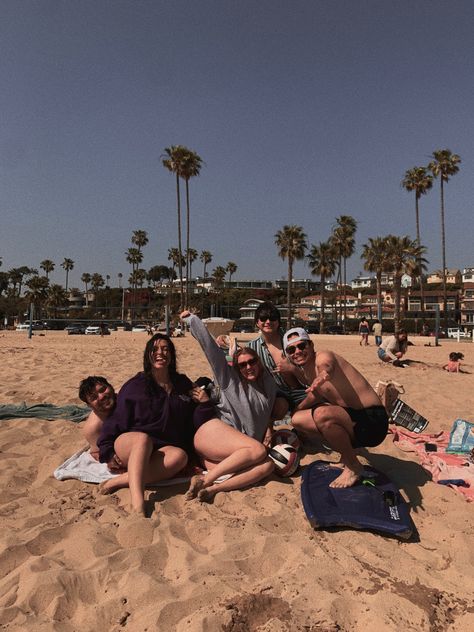 Friend Group Vacation Aesthetic, Group Photos At Beach, Group Of Friends At The Beach, Healthy Friend Group Aesthetic, 5 Person Friend Group, Group Vacation Pictures, Friend Group Of 7, Boys And Girls Friend Group, Boy And Girl Friend Group