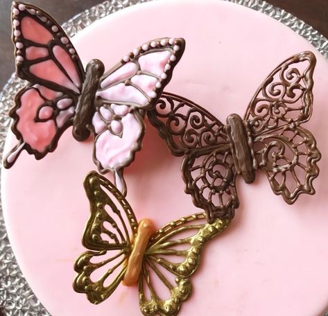 How to make chocolate butterflies using cooking chocolate or wilton candy melts. Perfect for cakes and cupcakes Chocolate Butterfly, Molding Chocolate, Chocolate Butterflies, Butterfly Cake Decorations, Wilton Candy Melts, Chocolate Work, Chocolate Garnishes, Butterfly Cake, Cooking Chocolate