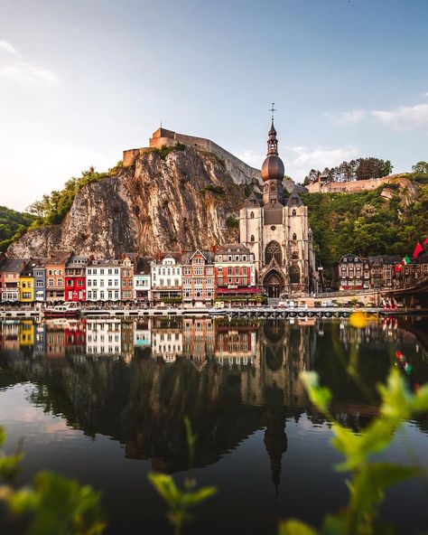 Yannik Gärtner 📷: “Dinant, Belgium // Dinant is a Walloon city and municipality located on the River Meuse, in the Belgian province of Namur. The city's…” Dinant Belgium, London Vacation, Travel Drawing, Sacred Valley, Europe Vacation, Us Destinations, Destination Voyage, Camping Car, Best Cities