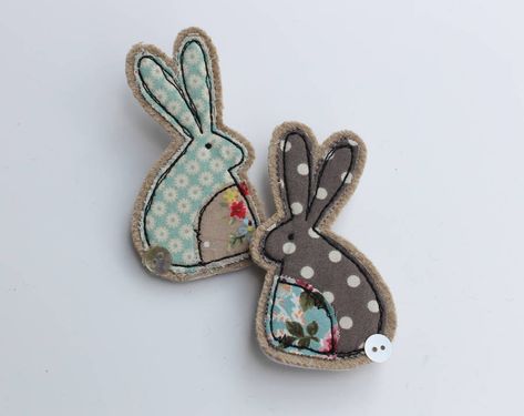 Are you interested in our Embroidered Rabbit Brooch? With our Fabric Pin badge you need look no further. Fabric Rabbit, Rabbit Brooch, Freehand Machine Embroidery, Fabric Brooch, Fabric Cards, Free Motion Embroidery, Felt Brooch, Textile Jewelry, Fabric Jewelry