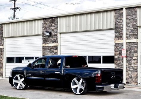 Chevy Silverado crew cab.. @avatar_1000 ⚫️🤙🏻 #droppedcrewcabs Trucks Lowered, Chevy Trucks Lowered, Silverado Crew Cab, Truck Ideas, Gm Trucks, Chevy Pickups, Dodge Trucks, Chevy Silverado, Crew Cab