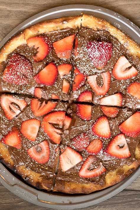 Strawberry Nutella Pizza Strawberry Pizza, Nutella Snacks, Nutella Muffin, Nutella Pizza, Nutella Recipes Easy, Honey Butter Recipe, Strawberry Nutella, Pizza Chef, Nutella Desserts