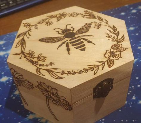 Homemade wood-burned bumble bee wreath daisy hexagonal trinket | Etsy Wood Burning Box Ideas, Homemade Wood Gifts, Bee Pyrography, Scorch Pen, Wood Pyrography, Bumble Bee Wreath, Wooden Treasure Chest, Woodburning Art, Woodburning Ideas