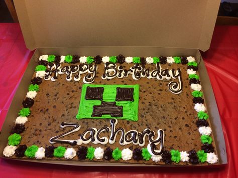 Minecraft cookie cake creeper Minecraft Cookie Cake Ideas, Minecraft Cookie Cake, Great American Cookie Cake, Cookie Cake Ideas, Great American Cookie, Minecraft Cookies, Cake Minecraft, Lucas David, Minecraft Bday