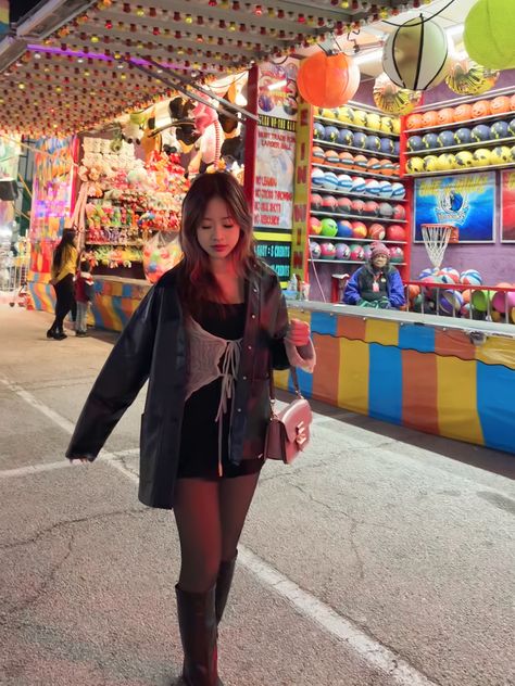 Street Fair Outfit, Amusement Park Pictures Ideas, Cute Arcade Outfits, Amusement Park Photo Ideas, 21st Birthday Picture Ideas, Arcade Pics, Amusement Park Aesthetic, Night Life City, 21st Birthday Pictures