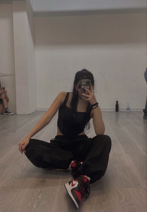 Dance Studio Mirror Selfie, Hip Pop Outfit Ideas Women, Dance Instructor Outfit, Dance Instructor Aesthetic, Dance Studio Outfit, Dance Hip Hop Aesthetic, Dance Aesthetic Kpop, Choreographer Aesthetic, Modern Dance Aesthetic