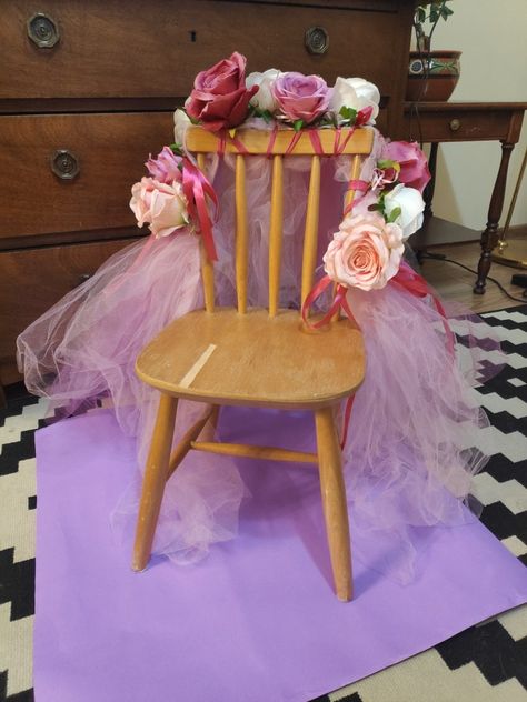 DIY kid birthday chair Birthday Chair, Budget Party, Chair Decorations, Folding Chair, Rocking Chair, Bathroom Remodel, Diy For Kids, Kids Birthday, Girl Birthday