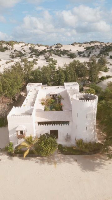 Mud House Ideas, Fort Architecture, Chill Rooms, Lamu Island, Joshua Tree House, African Architecture, Moorish Design, Concept Models Architecture, Classic House Exterior